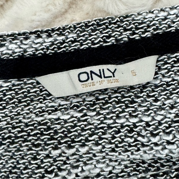 Only gray/ black button detail top - Picture 6 of 6